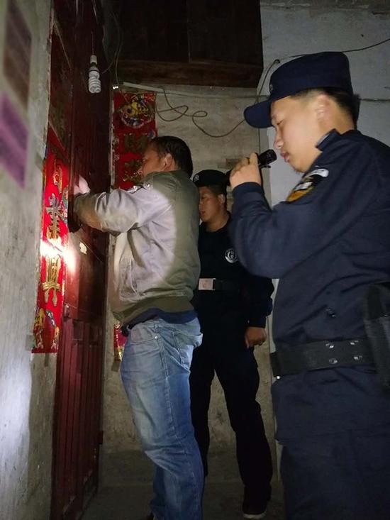 望谟粗心妈妈误将幼女锁家中 民警全城寻开锁师傅开门